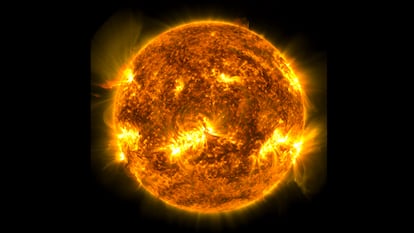 Una llamarada solar de clase X1.0 en el lado izquierdo del Sol el 10 de enero de 2023, capturada por el Observatorio de Dinámica Solar de la NASA.