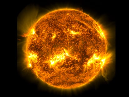 Una llamarada solar de clase X1.0 en el lado izquierdo del Sol el 10 de enero de 2023, capturada por el Observatorio de Dinámica Solar de la NASA.