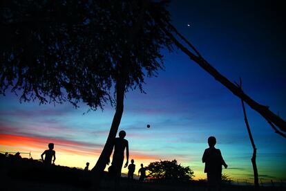 Los jugadores son sombras admirando la pelota en el aire, durante un partido al final del día en Juazeiro do Norte, al sur de Ceará.