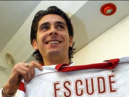 Escudé muestra su nueva camiseta.