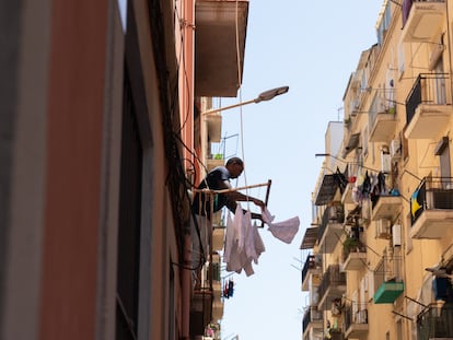 Un hombre tendiendo en su casa. Barcelona, Cataluña.