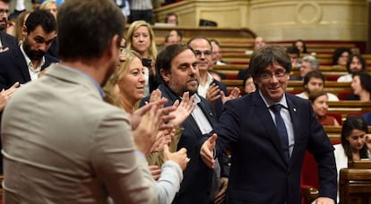 Puigdemont es felicitado por su grupo durante el debate de la cuestión de confianza en el Parlament.