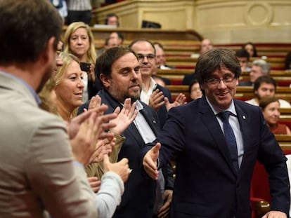 Puigdemont es felicitado por su grupo durante el debate de la cuestión de confianza en el Parlament.