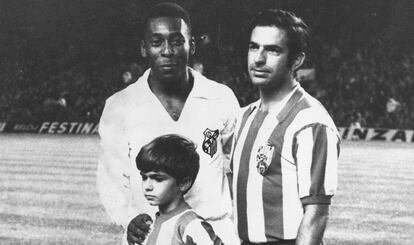 Pelé y Rivilla en el homenaje al jugador rojiblanco en 1969. AS