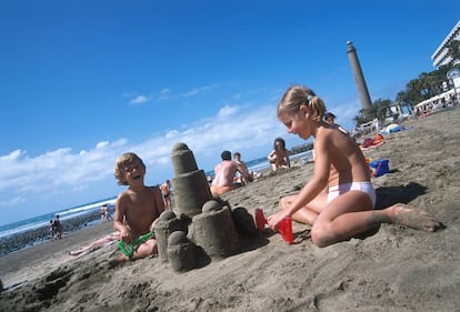 Niños jugando en la playa de Maspalomas, Islas Canarias, España