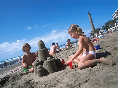 Niños jugando en la playa de Maspalomas, Islas Canarias, España