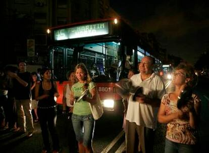 Protesta de vecinos afectados por el apagón cerca de la subestación eléctrica que ardió el lunes pasado.