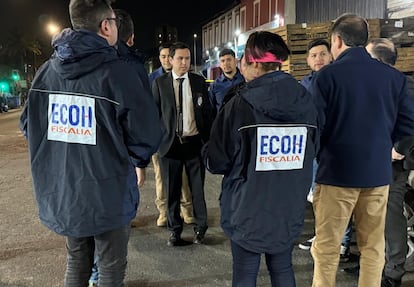 Elementos de la Fiscalía acuden al mercado La Vega Central, en Santiago, en agosto de 2024.