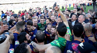 Os jogadores do Barcelona celebram o título do campeonato após a partida contra o Granada.