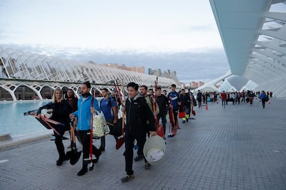 Centenares de voluntarios hacen cola en la Ciudad de las Artes y las Ciencias de Valencia para ayudar en las labores de limpieza, este domingo.  