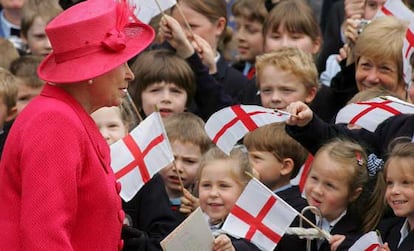 Niños de escuelas locales, que portaban banderas inglesas, fueron los primeros en saludar a la reina, que llevaba un abrigo rojo y una pamela a juego, que acompañó con un collar de perlas. Frente al Registro Civil de Windsor, donde se casó el príncipe de Gales, unos escolares colgaron una gran pancarta de colorines con el &#39;Feliz Cumpleaños&#39;, mientras que otros niños le regalaron una tarjeta gigante con el dibujo de una tarta de tres pisos.