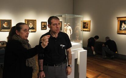 Manuela Mena, jefa de Conservación de Pintura del Siglo XVIII y Goya del Museo Nacional del Prado, revisa con el responsable de los brigadas el montaje de la exposición 'La belleza encerrada'.