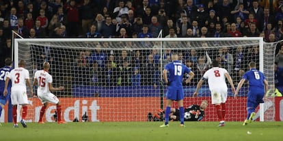 El guardameta Kasper Schmeichel, del Leicester City, detiene un penalti al jugador Steven N'Zonzi del Sevilla.