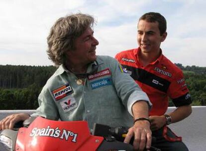 Ángel Nieto y Jorge Lorenzo, en el circuito de Shanghai, China, en 2007.