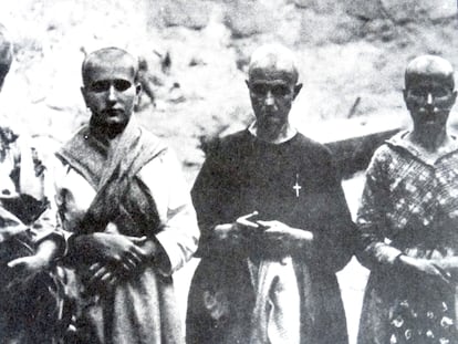 Un grupo de mujeres rapadas por ser familiares de republicanos en 1936 en Oropesa (Toledo).