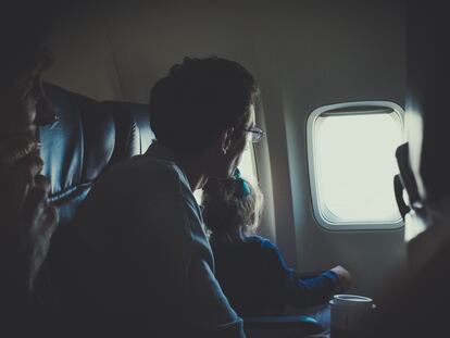 Un padre viaje en un avión con su hija.