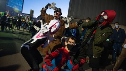 En Bogotá (Colombia), personas con disfraces de la franquicia de 'El hombre araña' en una edición pasada del Salón del Ocio y la Fantasía (SOFA).