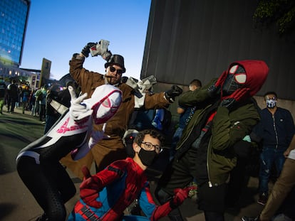 En Bogotá (Colombia), personas con disfraces de la franquicia de 'El hombre araña' en una edición pasada del Salón del Ocio y la Fantasía (SOFA).