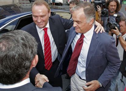 Alberto Fabra y Esteban González Pons, ayer, a su llegada a la sede del PP en Valencia.