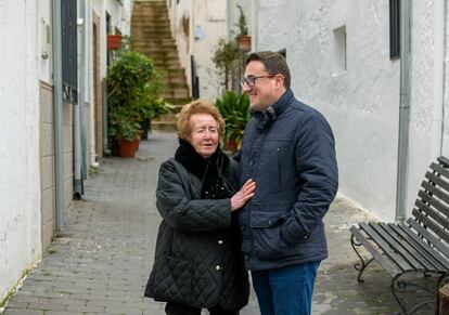 El alcalde de Torres (Jaén),  Roberto Moreno, con una vecina.