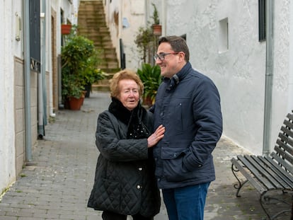 El alcalde de Torres (Jaén),  Roberto Moreno, con una vecina.