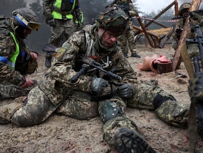 Soldados Ucranios reciben entrenamiento en la frontera con Bielorrusia, 11 de marzo de 2023.