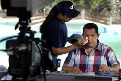 Hugo Chávez es maquillado antes de la emisión de su programa de televisión <i>Aló Presidente.</i>