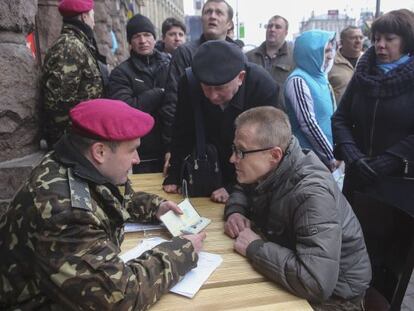 Un voluntario en un puesto de reclutamiento de la Guardia Nacional en Kiev.