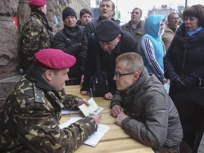 Um voluntário em um posto de recrutamento da Guarda Nacional em Kiev.