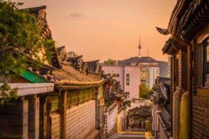 La Torre Seúl, al fondo, vista desde el barrio de Bukchon.