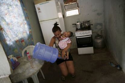 A evidência da relação entre o zika vírus e a microcefalia foi divulgada um dia antes que o Ministério da Saúde do Brasil confirmasse a terceira morte ligada ao zika vírus.