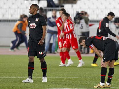 Perea, Simão y Reyes muestran su decepción mientras Cisma y Piatti celebran el gol del Almería.