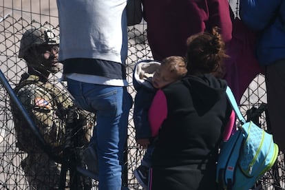 Migrantes cruzan la malla de alambre de púas en la puerta 36 de la frontera entre Ciudad Juárez y El Paso, el 21 de marzo.