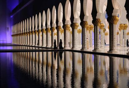 Dos mujeres caminan por la mezquita Sheikh Zayed en Abu Dabi (Emiratos Árabes Unidos).