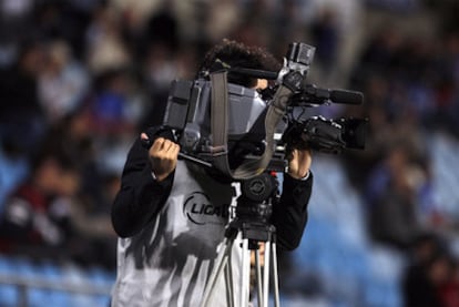 Un cámara de televisión en un partido de liga de Primera División.