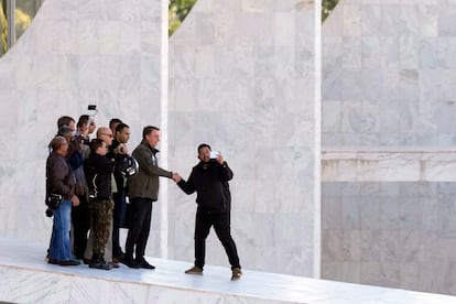 Bolsonaro cumprimenta apoiador depois de realizar mais uma 'motociata' em Brasília neste domingo.