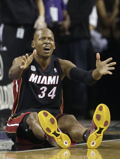 Ray Allen protesta una falta en ataque señada durante el partido ante los Sacramento Kings