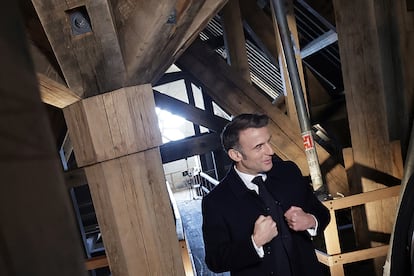 El presidente francés, Emmanuel Macron, visita el interior restaurado de la catedral tras la restauración.