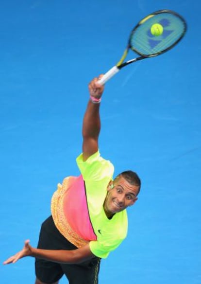 Nick Kyrgios of Australia sirviendo en su partido contra el italiano Andreas Seppi.