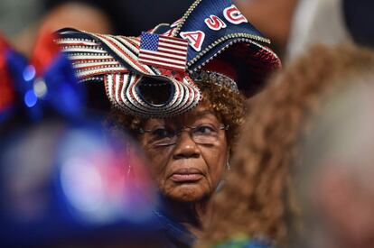 Una mujer se viste con los colores de la bandera para asistir a la Convención Nacional Demócrata de Filadelfia.