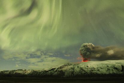El volcán Eyjafjalla sigue en erupción aunque la emisión de cenizas es mucho menor