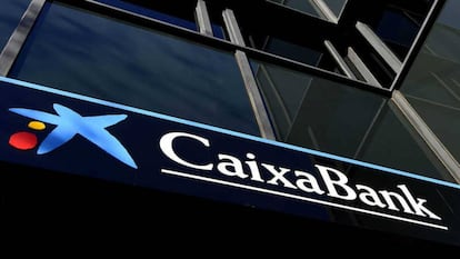 Logotipo de CaixaBank en su sede operativa