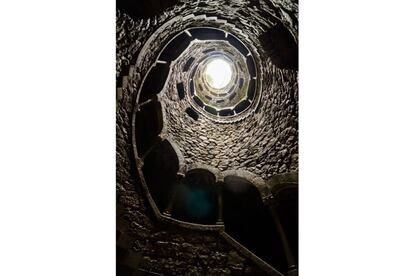 La Quinta da Regaleira es un jardín de cuento ubicado en la ciudad portuguesa de Sintra. Creada por el noble Antonio Carvalho Monteiro a principios del siglo XX, esconde desde el palacio da Pena hasta un pozo de piedra con forma de espiral también llamado torre invertida. El pozo conecta con varios túneles subterráneos que tienen salida tanto a la capilla como al palacio. Se dice que los nueve giros de la torre simbolizan el infierno de Dante y que Monteiro, perteneciente a la masonería, utilizaba el pozo para rituales de iniciación.