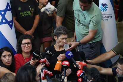 La rehén de Hamás Yochved Lifshitz, liberada anoche por las Brigadas al Qasam, atendiendo a los medios de comunicación en unas declaraciones desde el hospital de Tel Aviv en el que está internada.