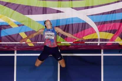 Danil Lysenko supera un list&oacute;n en la final de salto de altura.