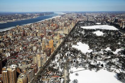 Nova York registra as temperaturas mais baixas em várias décadas por causa de uma nova tempestade de inverno que também afeta outras áreas da costa leste e do sudeste dos Estados Unidos.