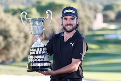 Ángel Hidalgo, con el trofeo.