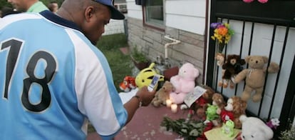 Un curioso pasa por delante de la casa en la que se crió Jackson en la población de Gary, en Indiana. Los fans han dejado sus mensajes y osos