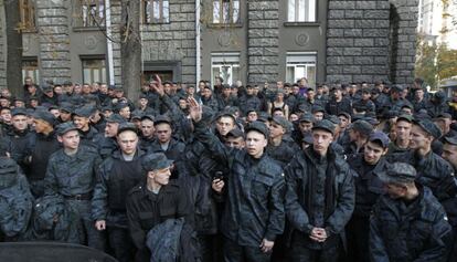 Protesta de soldados ucranios que piden ser desmovilizados, este lunes en Kiev.