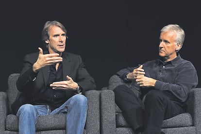 <b>Michael Bay debatiendo recientemente con James Cameron en un encuentro en Los Ángeles.</b>